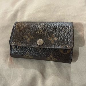 Authentic Louis Vuitton 6 key ring holder